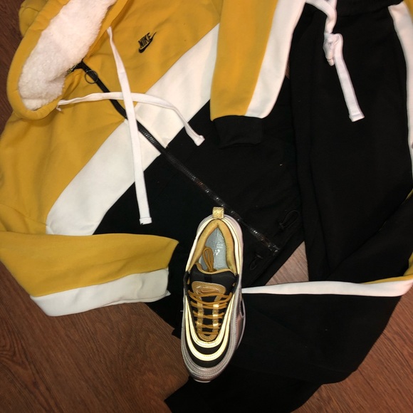 Women’s small with a 7 shoe - Picture 3 of 5